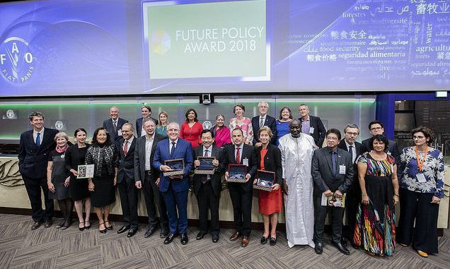 Gewinner und Jurymitglieder des Future Policy Award 2018 in Rom