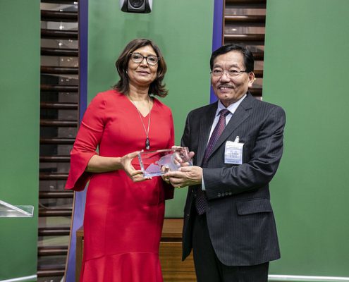 Maria Helena Semedo, FAO Vizegeneraldirektorin überreicht den Goldpreis an S.E. Dr. Pawan Chamling, Ministerpräsident des indischen Staates Sikkim