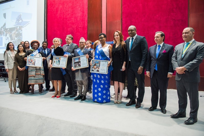 Der Future Policy Award: Preisträgerinnen und Preisträger zeigen ihre Urkunden