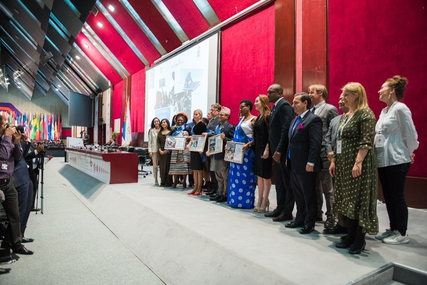 Der Future Policy Award: Preisträgerinnen und Preisträger zeigen ihre Urkunden